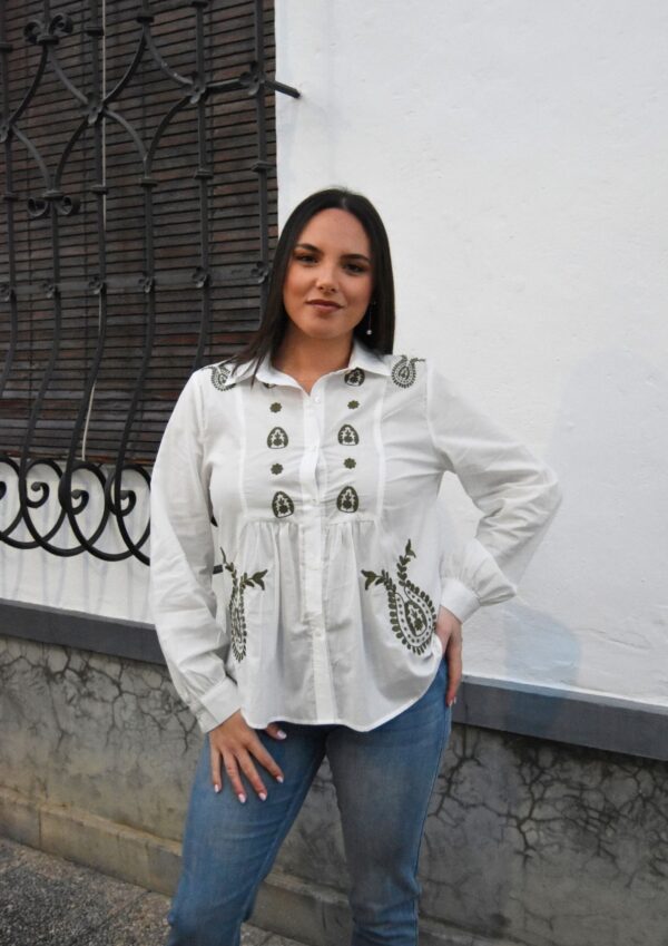 CAMISA BLANCA BORDADO VERDE