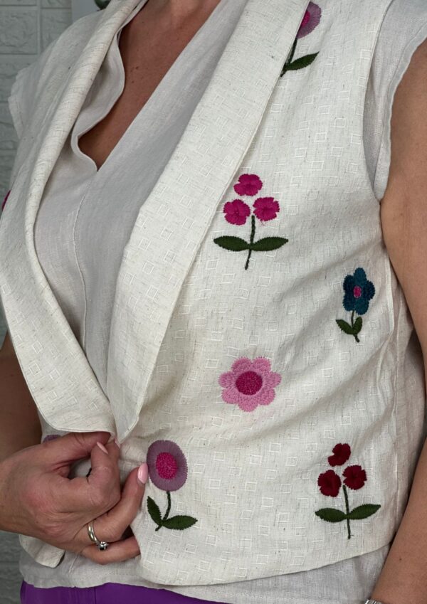 CHALECO BORDADO FLORES - Imagen 2